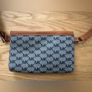 Michaels Kors fannypack belt/crossbody! Perfect addition to any summer outfit!